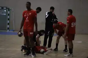 إصابة قوية للاعب يد الأهلي ونقله للمستشفى