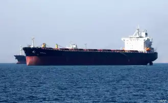 بلومبرج: أسطول ناقلات ينقل النفط الروسي إلى آسيا عبر قناة السويس