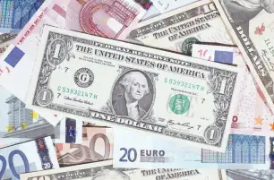 توقعات بصعود العملة الأمريكية لتتساوى مع اليورو لأول مرة منذ 20 عاما