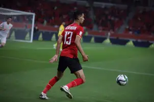بانون يظهر في استاد المقاولون لدعم الأهلي