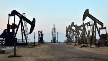 النفط يهبط 2.5% مع زيادة إنتاج شركات التكرير الأمريكية