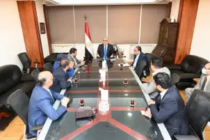 وزير الإسكان يلتقى رئيس مجلس الأعمال اليمني في مصر والوفد المرافق له لبحث فرص التعاون المشترك