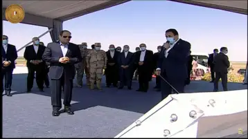 الرئيس السيسي يستمع لشرح عن أحد الأعمال بمشروع مستقبل مصر للإنتاج الزراعي