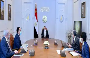 "إنتاج الطاقة النظيفة والهيدروجين الأخضر والربط الكهربائي بين الدول".. على مائدة الرئيس السيسي