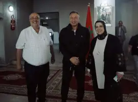 رئيس مقاطعة عين السبع بالمغرب يستقبل الخطيب فور وصوله ملعب الاتحاد البيضاوي