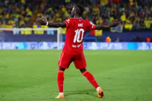 صورة- جماهير ليفربول تتوسل ماني للاستمرار مع الريدز