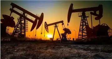 أسعار النفط تقفز فوق 121 دولارًا للبرميل مع تخفيف الصين للقيود