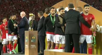 الأهلي يدعم لاعبيه والجهاز الفني: "خسرنا بطولة ولن نخسر أبطالا"