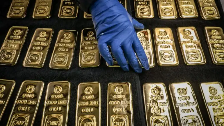 الذهب يتجه لثانى خسارة شهرية على التوالى منذ مارس 2021