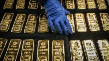 الذهب يتجه لثانى خسارة شهرية على التوالى منذ مارس 2021