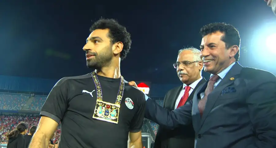بالصور.. اتحاد الكرة يُكرم صلاح قبل مواجهة غينيا