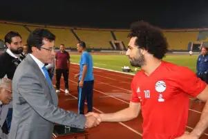 وزير الرياضة عن درع تكريم صلاح: مش بـ 27 جنيه.. ومينفعش نديله فلوس
