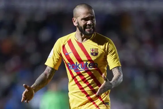 داني ألفيس يعلن رحيله عن برشلونة
