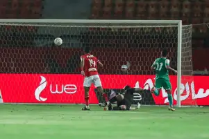 الأهلي يتقدم على إيسترن كومباني بثنائية في الشوط الأول