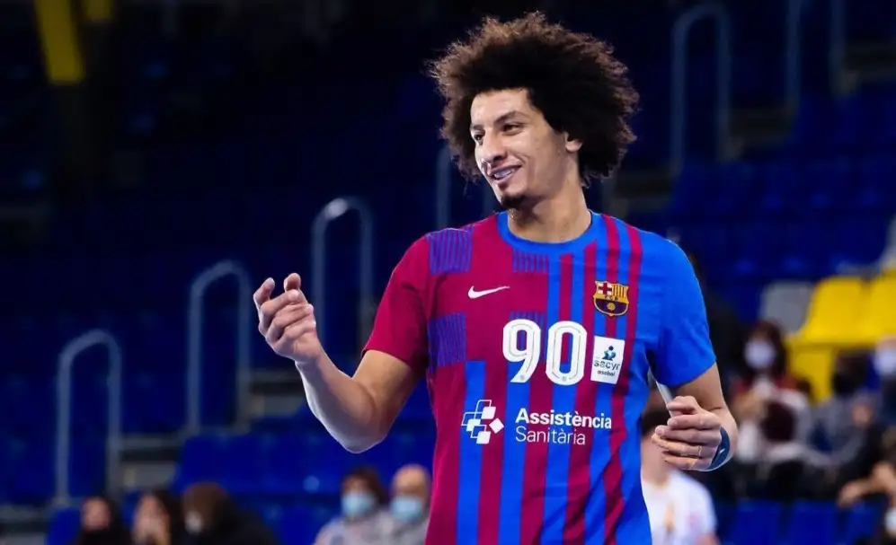 بعلم مصر .. علي زين يحتفل بلقب دوري أبطال أوروبا مع برشلونة