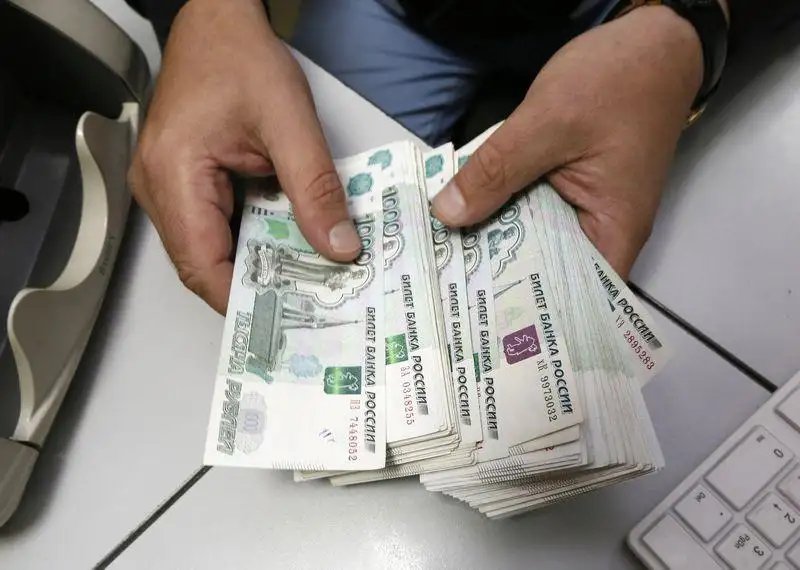 الروبل الروسي يقفز أمام الدولار واليورو.. أعلى مستوى في 7 سنوات