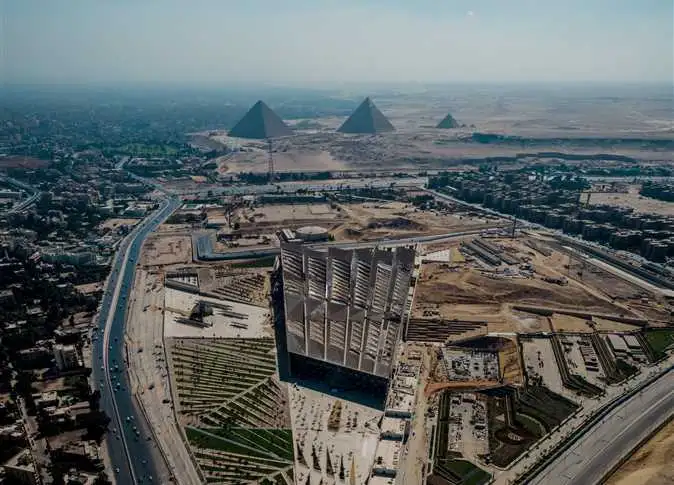 العناني يتابع اللمسات النهائية لأعمال الوسائط المتعددة والجرافيك بالمتحف الكبير
