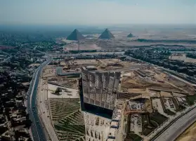 العناني يتابع اللمسات النهائية لأعمال الوسائط المتعددة والجرافيك بالمتحف الكبير