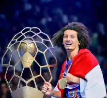 علي زين: يتم تجاهلي رغم التتويج بدوري الأبطال.. ولم أجد من يستقبلني بالمطار