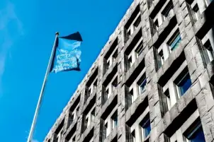 البنك المركزي السويدي يرفع الفائدة بـ0.5% إلى 0.75%