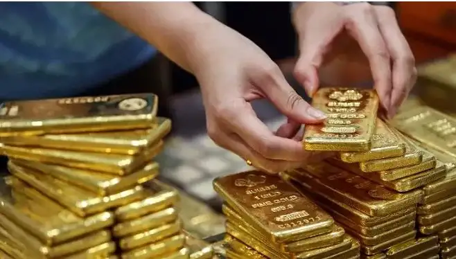 أسعار الذهب تقترب من أدنى مستوى في 7 أشهر مع انخفاض الدولار الأمريكي