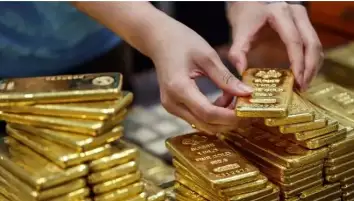 أسعار الذهب تقترب من أدنى مستوى في 7 أشهر مع انخفاض الدولار الأمريكي