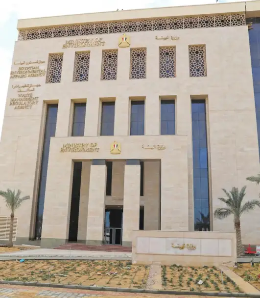 البيئة: مراجعة إجراءات إزالة مسببات شكوى انبعاث روائح بترولية بإحدى مناطق شرق القاهرة