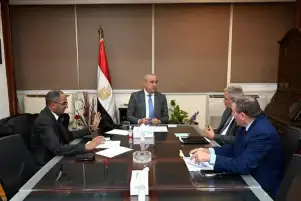 وزير الإسكان يستعرض موقف الخطة الاستراتيجية لتحلية مياه البحر