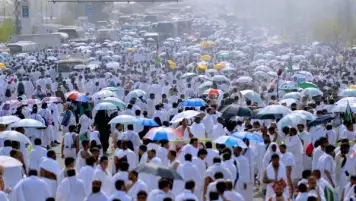 سهولة في نفرة الحجيج وطلائع حجاج السياحة تصل مزدلفة لجمع الحصوات استعدادا للرجم