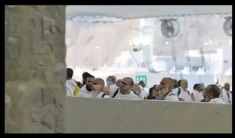 حجاج بيت الله الحرام من الجمعيات الأهلية من المتعجلين ينتهون من رمي الجمرات