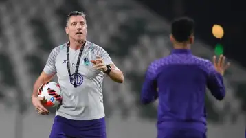 الأهلي السعودي يتجه لتجديد عقد مدربه رغم الهبوط للدرجة الأولى