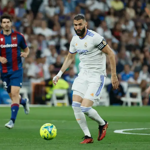 بنزيما يغيب عن الفحوصات الطبية لريال مدريد