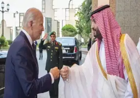 الجارديان: النفط يتفوق على حقوق الإنسان مع اضطرار بايدن لتقديم تنازلات في الشرق الأوسط