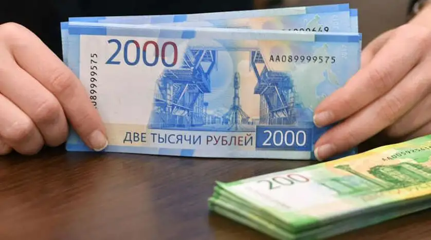 تراجع الروبل إلى أدنى مستوياته خلال 3 أسابيع مقابل الدولار واليورو