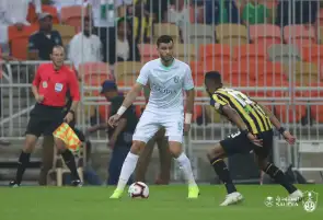 تقرير: الأهلي السعودي يدرس عرض عمر السومة للدوري القطري