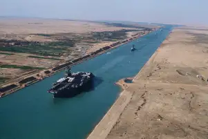 رئيس قناة السويس: ارتفاع أسعار النفط عالميا إيجابي بالنسبة لنا