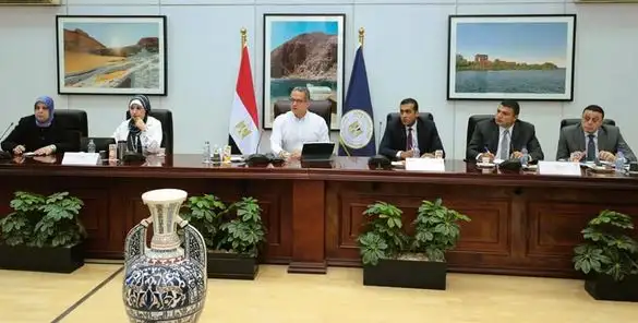 وزير السياحة يبحث استعدادات وتحضيرات بدء الموسم الجديد للعمرة