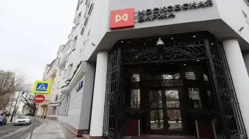 بورصة موسكو ترجئ عودة المستثمرين من الدول الصديقة للتداول