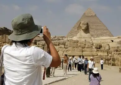 السياحة تنفي منع بعض الزائرين من التصوير في مصر