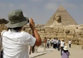 السياحة تنفي منع بعض الزائرين من التصوير في مصر