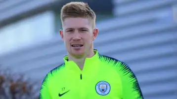 دي بروين يشكو من ملعب الاتحاد رغم الفوز برباعية
