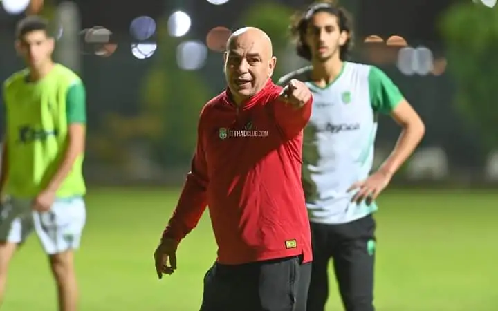حسام حسن يراقب مباراة الزمالك والإسماعيلي