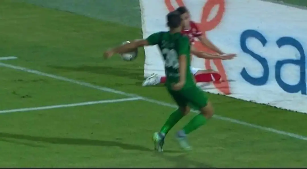 لاعب المقاصة: أقسم بالله الكرة لم تلمس يدي وكنت سأكمل المباراة بـ 3 إنذارات