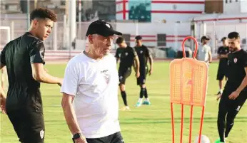فيريرا يناقش مع مساعديه استعدادات الزمالك لفاركو