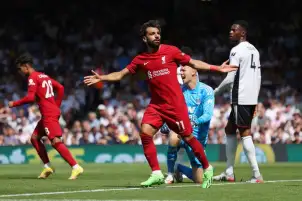 فيديو- صلاح يفاجئ مشجعة مسنة لـ ليفربول ويزورها في منزلها