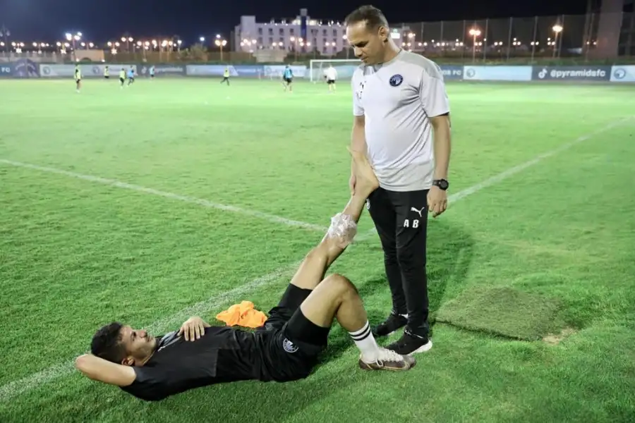 طبيب بيراميدز يكشف حالة المصابين ومدة غيابهم