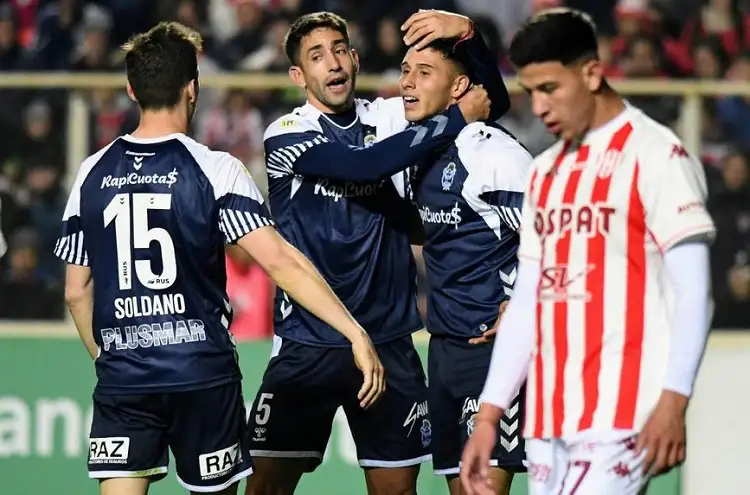 خيمناسيا لابلاتا يضيق الخناق على أتلتيكو توكومان في الدوري الأرجنتيني