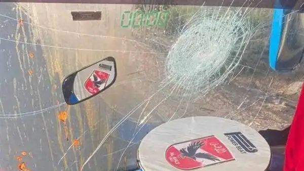 صور.. جماهير الإسماعيلي تعتدي على حافلة مشجعي الأهلي في برج العرب