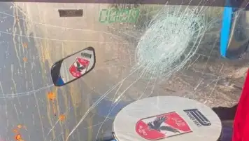 صور.. جماهير الإسماعيلي تعتدي على حافلة مشجعي الأهلي في برج العرب