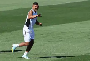 الأسطورة التاريخية ليونايتد يشيد بصفقة كاسيميرو